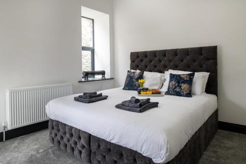 布莱奈费斯蒂尼奥格Finest Retreats - Capel Salem的一间卧室配有一张大床和大床头板