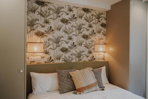 阿尔啼Casa Los Yayos by Nomad Stays的一间卧室配有一张带花卉壁纸的床