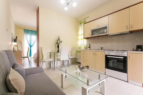 康托卡利Dreamy Apartments Corfu的厨房以及带沙发和桌子的客厅。