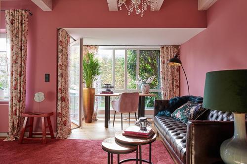 汉堡Landhaus Jenischpark的客厅配有沙发和桌子