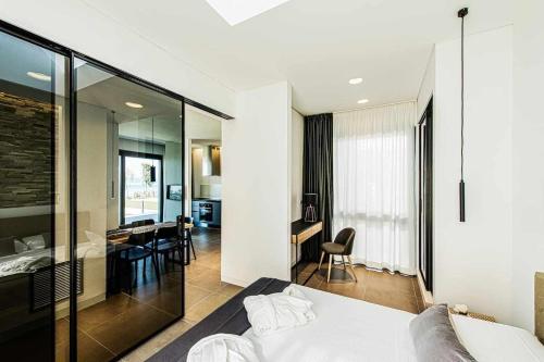 特雷维尼亚诺罗马诺Acquarella Resort的一间带白色床的卧室和一间用餐室