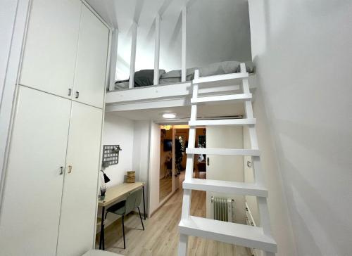 尼科西亚Central Ground Floor Apartment的小公寓,在客房内配有一张双层床