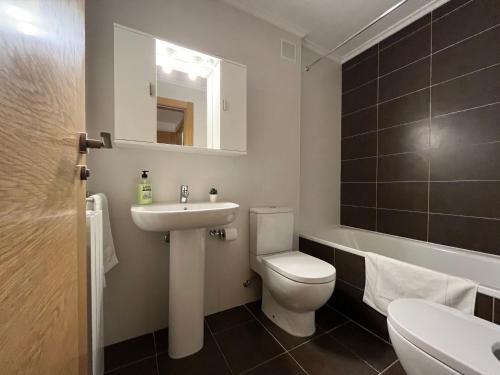 圣比森特德拉松谢拉Apartamento San Vicente de la Sonsierra Confort的浴室配有白色卫生间和盥洗盆。