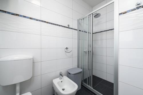 乌马格Villa Jolanda的一间带卫生间和玻璃淋浴间的浴室