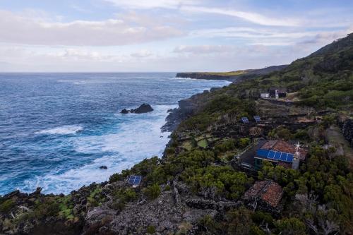 圣罗克杜皮库Casa do Caramba - The Dream House的享有海洋和悬崖上房屋的空中景致
