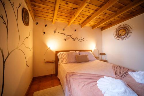 圣罗克杜皮库Casa do Caramba - The Dream House的卧室配有一张墙上鸟床