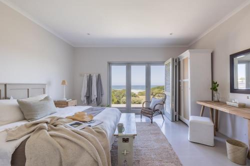 普利登堡湾Ocean Mist的一间卧室配有一张床,享有海景