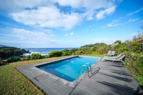 Terra AltaStone Home Casa do Caisinho Pico island的海景游泳池