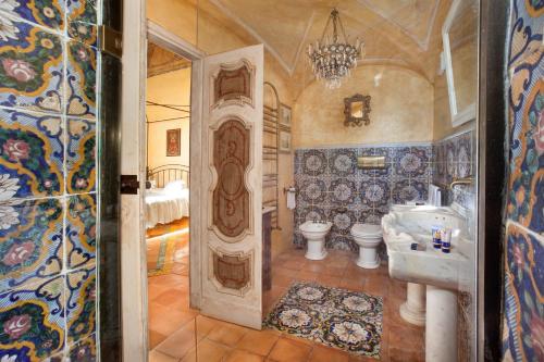 波西塔诺Estate4home - Palazzo Crocione的浴室设有2个卫生间、水槽和镜子