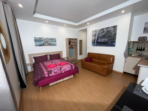 尼斯Residence Akantha的一间卧室配有一张床和一张沙发