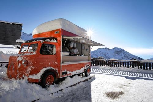 阿沃里亚兹Belambra Clubs Avoriaz - Les Cimes du Soleil的一辆旧红色卡车被雪覆盖