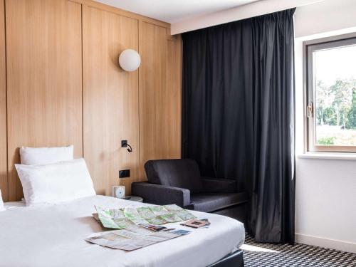 茹埃莱图尔图尔南美居酒店的配有一张床和一把椅子的酒店客房