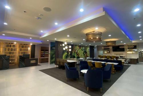 GaltLa Quinta Inn & Suites by Wyndham Galt Lodi North的一间配备有桌子和蓝色椅子的用餐室