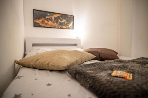 莱比锡Zentral FeWo - EG - Karli - 30qm - Küche - DisneyPlus的一张床上有两个枕头的房间