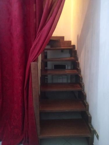 弗利Mazzini的一套带红色窗帘的楼梯