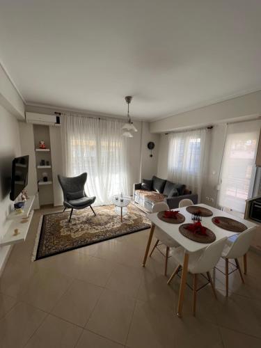 塞萨洛尼基SilverLine Comfort Apartment的客厅配有沙发和桌椅