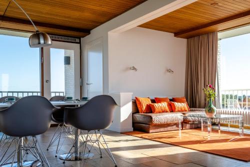 布雷斯肯斯米利阿诺酒店的客厅配有沙发和桌子