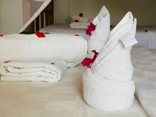 南威Babalao Bungalows的一组毛巾,放在床上