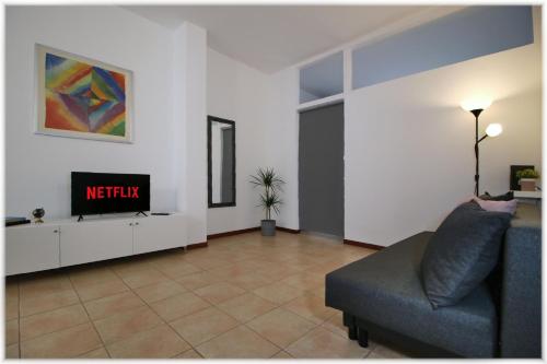 都灵[10 min metro] Palavela Suite的带沙发和电视的客厅