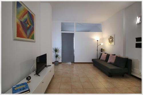 都灵[10 min metro] Palavela Suite的带沙发和平面电视的客厅