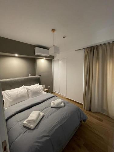 雅典Niarchos apartment III的一间卧室配有一张大床和两条毛巾