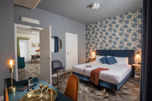 罗马Bloom Hotel Rome的酒店客房 - 带一张床和用餐室