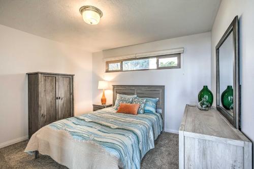 卡幽卡思Pet-Friendly Cayucos Home with Ocean Views!的一间卧室设有一张床和一个窗口