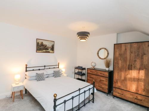 斯卡伯勒Lark's Nest的一间卧室配有一张床、梳妆台和镜子