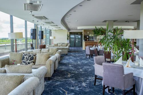 德鲁斯基宁凯列图瓦SPA豪华酒店列图瓦的带沙发、桌子和窗户的等候室