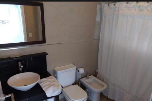 马德拉潘帕斯Linda Bay Beach & Resort Studio 304的浴室配有白色卫生间和盥洗盆。