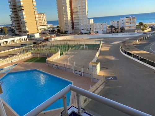 拉曼加戴尔马尔梅纳Apartamento Geminis的一座位于一座海洋建筑顶部的游泳池