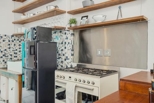 开普敦Shortmarket 136的厨房配有炉灶和冰箱。