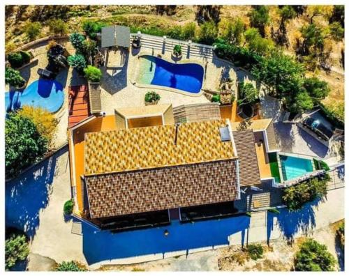TózarMagical Andalusian Vacation "Los Arcos"的享有带游泳池的别墅的顶部景致