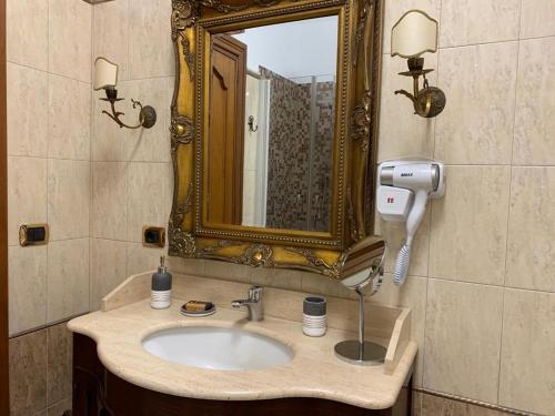 阿普里利亚Anna Rooms的一间带水槽和镜子的浴室