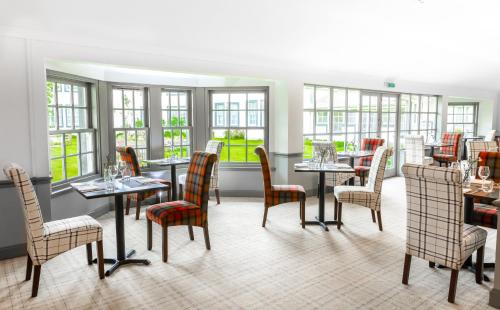 金罗斯绿色酒店的餐厅设有桌椅和窗户。