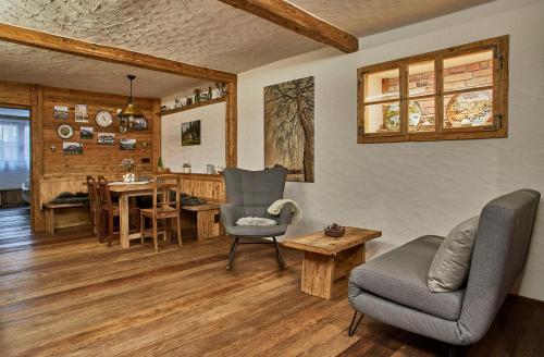 格蒙登Keramikhaus Gmunden的客厅配有沙发、椅子和桌子
