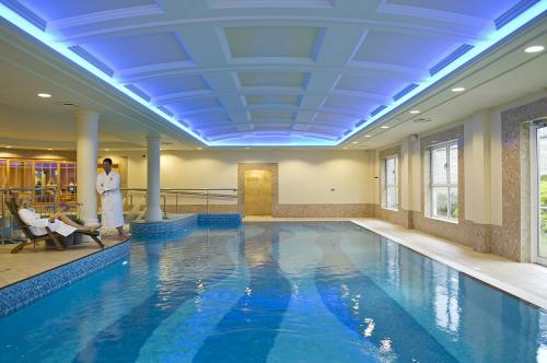 恩尼斯基林基里赫文湖滨小屋酒店的蓝色天花板的酒店游泳池