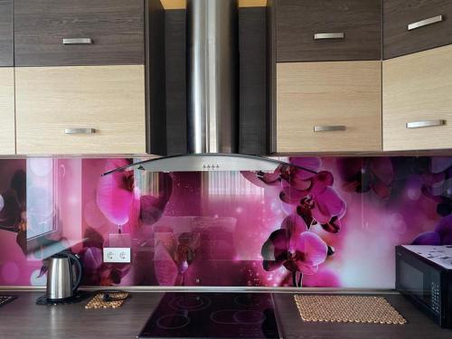 里加Cat Garden Elegant Apartments Riga的厨房配有带粉色壁纸的炉灶烤箱