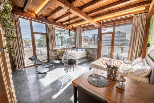 罗马Virtus Prestige - Rooms & Apartments的客厅配有沙发和桌子