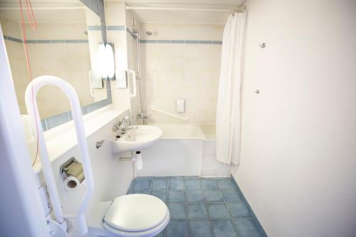 韦克菲尔德钟楼韦克菲尔德酒店的一间带卫生间和水槽的浴室
