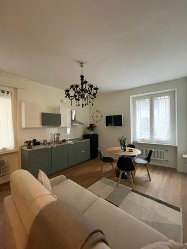 热那亚Palazzo Penco Apartment的客厅配有沙发和桌子