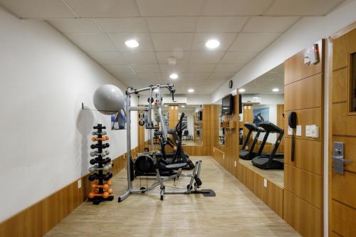 弗洛里亚诺波利斯Interclass Florianópolis的一间健身房,里面设有健身器材