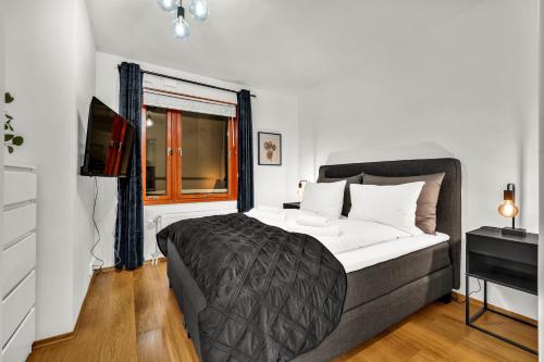 奥斯陆Tjuvholmen II, As Home的一间卧室设有一张大床和一个窗户。