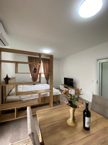 Kosovo PoljeWhite Apartments的客厅配有桌子和床。