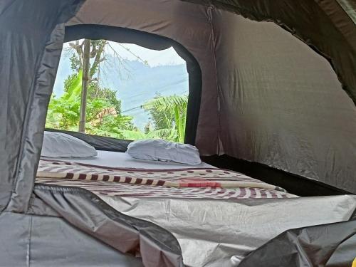 埃拉Freedom Camp Ella的帐篷内的一张床