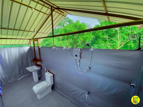 Nekattegamamango villa wilpattu的帐篷内带淋浴和卫生间的浴室