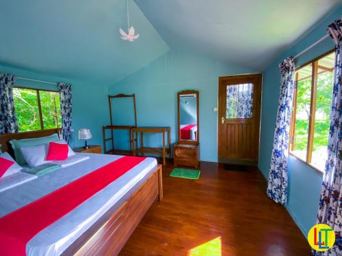 Nekattegamamango villa wilpattu的一间卧室配有一张带蓝色墙壁的大床