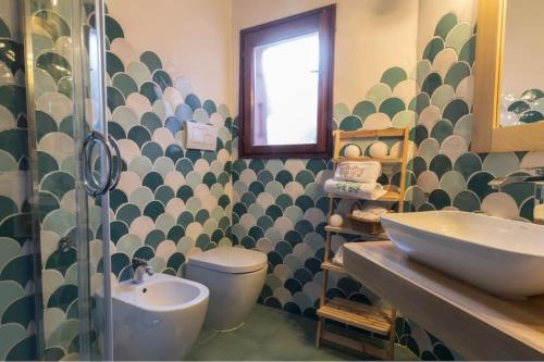 奥尔比亚Sealine Villa with an amazing view of Tavolara的一间带水槽和卫生间的浴室