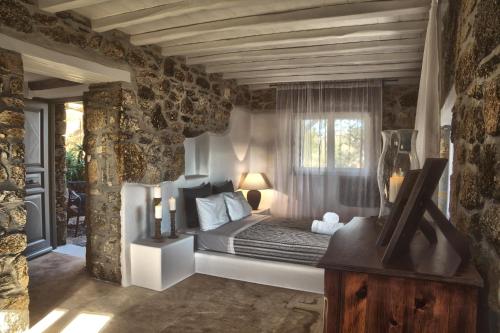 帕瑞加Paradise Estate Community的一间带床的卧室,位于带窗户的房间内