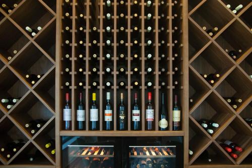 贝尔格莱德H41 Luxury Suites的酒窖里的葡萄酒瓶壁